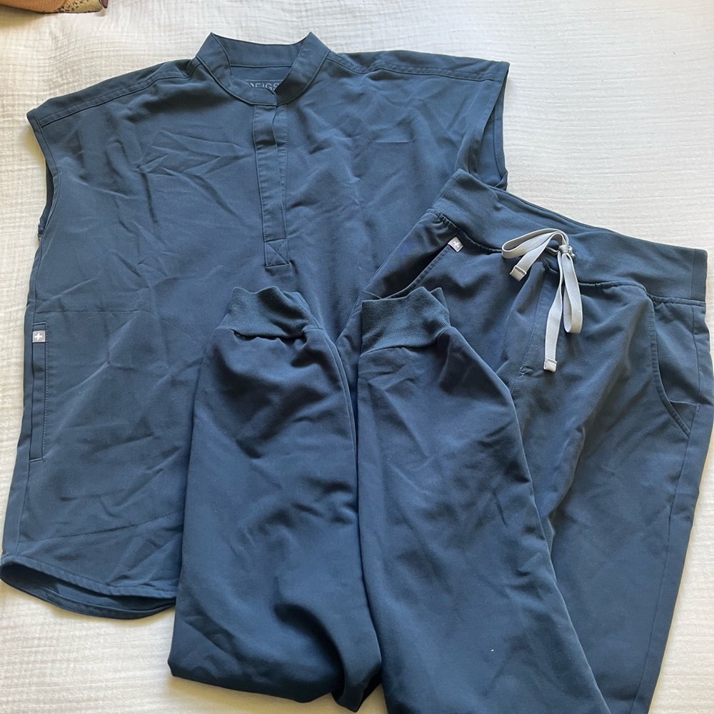 Figs Women's Scrub Jogger Set in Dark Harbor Top and Bottom XXS